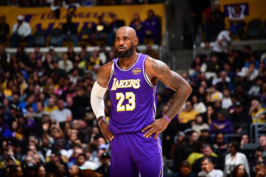 詹姆斯空砍22+6+10杰威23分 湖人主场憾负雷霆